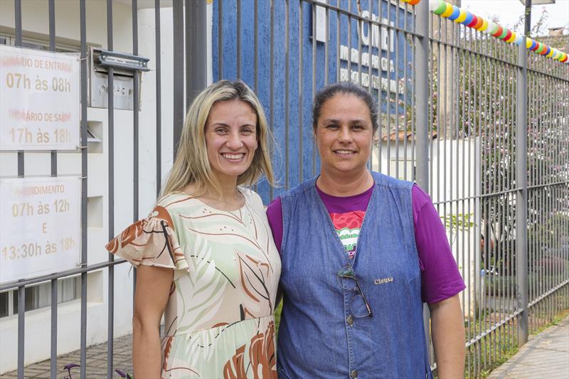 No bairro Cachoeira, a Rua Ovídio Garcez, foi umas das beneficiadas com o programa Asfalto no Saibro. Na imagem, a diretora do CMEI, Kamylla dos Santos. Curitiba, 17/11/2023. Foto: Hully Paiva/SMCS