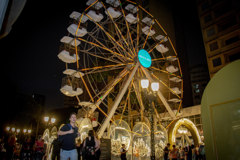 Natal de Curitiba é cenário de histórias de amor na roda-gigante do Calçadão da XV. 
Curitiba, 21/12/2023
Foto: Levy Ferreira/SMCS
