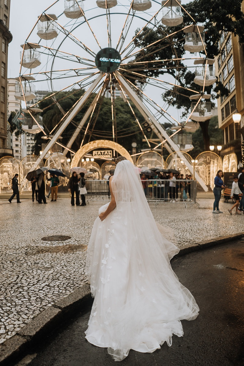 Natal de Curitiba é cenário de histórias de amor na roda-gigante do Calçadão da XV. 
Curitiba, 21/12/2023
Foto: Intimate Wild Wedding.