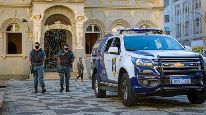 Guarda Municipal acaba com disputa de corrida entre carros de luxo -  Prefeitura de Curitiba