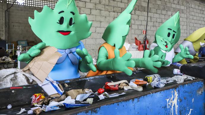 Encaminhar lata, papel, vidro e plástico aos barracões do Ecocidadão, da Prefeitura de Curitiba, pela Coleta Seletiva ou pelo Câmbio Verde, garante renda para os cerca de 900 trabalhadores. Foto: Hully Paiva/SMCS