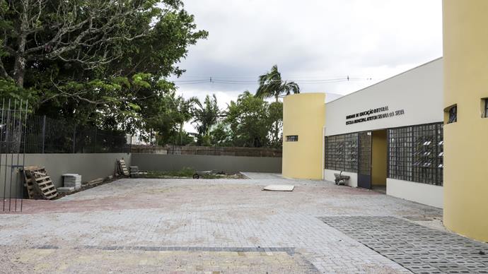 A Escola Municipal Ayrton Senna recebe uma grande reforma, que inclui piso, muros, pintura, entre outras melhorias. Curitiba, 12/01/2023. Foto: Hully Paiva/SMCS