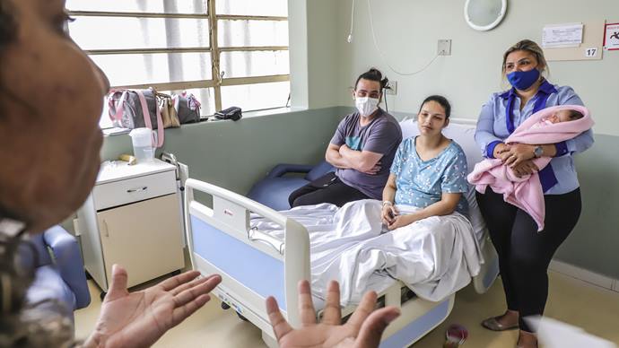 Pai e mãe com surdez, recebem  assistência de intérprete de Libras durante o parto.
Na foto, a intéprete da Central de Libras, Sandra Mara Mathias, repassa informações da médica aos pais.
Curitiba, 18/01/2023.
Foto: José Fernando Ogura/SMCS.
