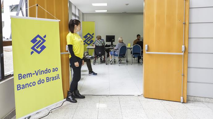 Servidores devem complementar contas abertas do Banco do Brasil.
Curitiba,16/01/2023.
Foto: Hully Paiva/SMCS