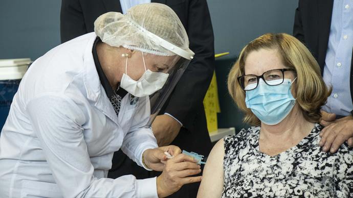 A secretária da saúde, Márcia Huçulak aplica a primeira vacina na enfermeira Silvana Maria Bora. Curitiba. 20/01/2021. Foto: Ricardo Marajó/SMCS