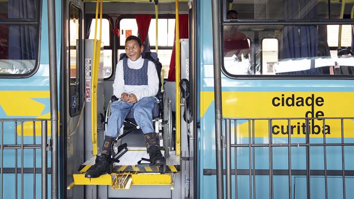 Os ônibus do Sistema de Transporte para a Educação Especial são adaptados às necessidades dos seus usuários, têm rotas preestabelecidas e horários definidos.
Foto: Maurilio Cheli/SMCS (arquivo)