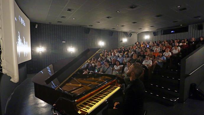 O pianista paulistano Guilherme Almeida apresenta um cine concerto, com a execução ao vivo de uma trilha sonora para o filme mudo "Sunrise". Foto: Cido Marques/FCC