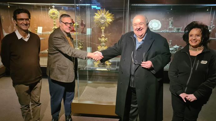 Prefeito e a primeira-dama, Margarita Sansone, com o diretor do Museu Nacional de Arte Antiga de Portugal (MNAA), Joaquim Oliveira Caetano (direta) e com o coordenador do Museu, Miguel Soromenho. Foto: Divulgação