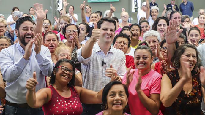 O Prefeito em Exercício, Eduardo Pimentel, acompanhado do Secretário do Esporte, Lazer e Juventude, Carlos Pijak Junior e do Administrador da Regional Bairro Novo, Fernando Werneck Bonfim, visita e inaugura academia de musculação no Clube da Gente do Bairro Novo.
Curitiba, 02/02/2023.
Foto: José Fernando Ogura/SMCS.