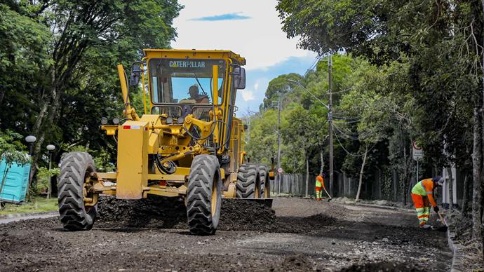Avenida Francisco M. Albizu no Bacacheri passa por obras de requalificação de pavimento e está ganhando asfalto novo.  - Curitiba, 02/02/2023 - Foto: Daniel Castellano / SMCS