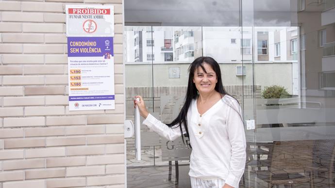 Síndicos de condomínios da cidade que instalaram placas da ADH Políticas para as Mulheres, de combate a violência doméstica. Na imagem, Laurentina Rodrigues de Moraes, síndica. Curitiba 02/02/2023.
Foto: Levy Ferreira/SMCS
