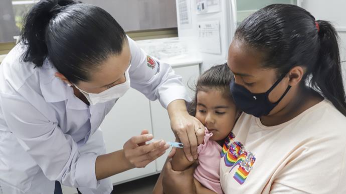 A Secretaria da Saúde retoma a vacinação da primeira dose da vacina anticovid para os bebês a partir desta quarta-feira (8/2). Foto: Hully Paiva/SMCS