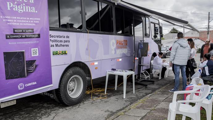 Debates, ações e homenagens movimentam a Prefeitura em ações de promoção da Mulher.
 - Na imagem, o Ônibus Lilás.
Foto: Levy Ferreira/SMCS