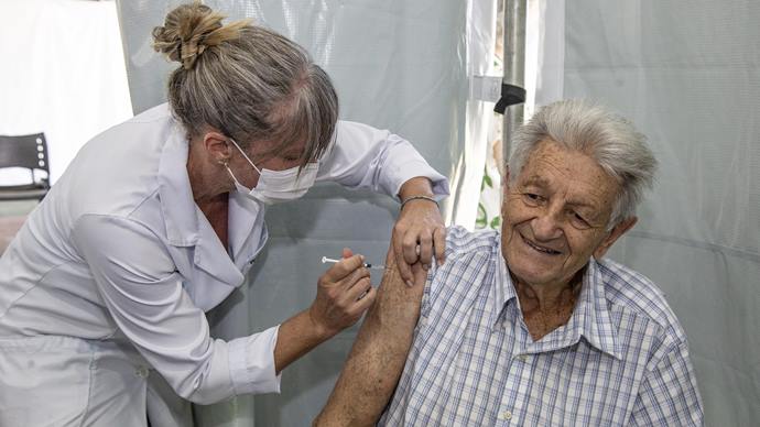 Aplicação da dose bivalente da vacina contra a covid, em idosos. Na imagem: Geraldo Lapkoski 86 anos. Curitiba, 04/03/2023. Foto: Ricardo Marajó/SMCS