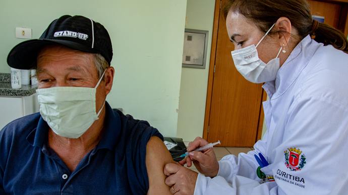 Saúde de Curitiba amplia convocação da vacina bivalente para pessoas de 65 anos ou mais.
Foto: Levy Ferreira/SMCS