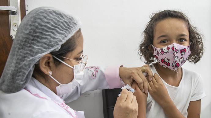 De forma escalonada, Curitiba começa aplicação de 1º reforço anticovid nas crianças. Foto: Ricardo Marajó/SMCS (Arquivo) 
