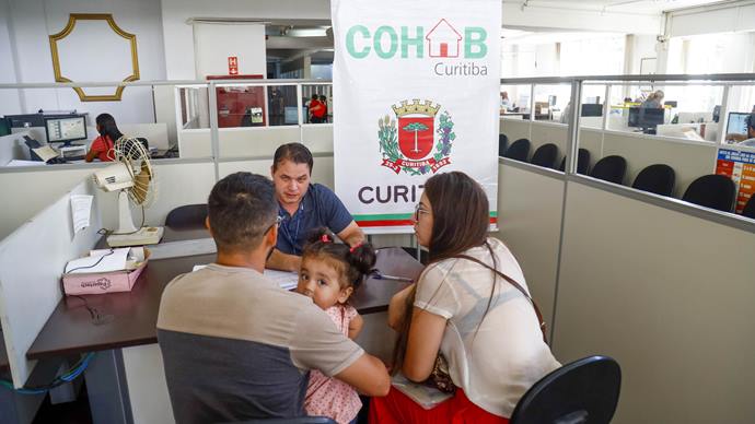 Contemplados na fila da Cohab vieram até a Sede da Companhia para assinar o contrato de compra e venda. Na imagem Ricardo, sua esposa Daiane e sua filha. 
Curitiba, 21/03/2023. 
Foto: Rafael Silva / Cohab 