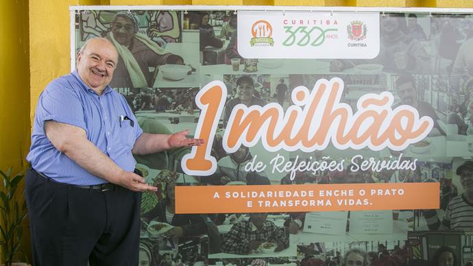 Prefeito Rafael Greca celebra a marca de 1 milhão de refeições gratuitas servidas pelo programa Mesa Solidária, em evento na Escola de Segurança Alimentar Patrícia Casillo. Curitiba, 21/03/2023. Foto: Pedro Ribas/SMCS