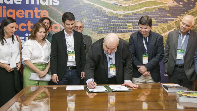 Prefeito Rafael Greca com o vice-prefeito Eduardo Pimentel, os secretários do Meio Ambiente, Marilza Dias e de Segurança Alimentar e Nutricional, Luiz Dâmaso Gusi, e o presidente ICLEI, Rogério Perpétuo, assina adesão as Cidades Circulares da América Latina e do Caribe. Curitiba, 23/03/2023. Foto: Pedro Ribas/SMCS