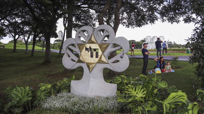 Um dos espaços mais visitados da cidade, o Jardim Botânico, ganhou a escultura de uma árvore feita em mármore, do artista Rafael Sartori. - Foto Daniel Castellano / SMCS
