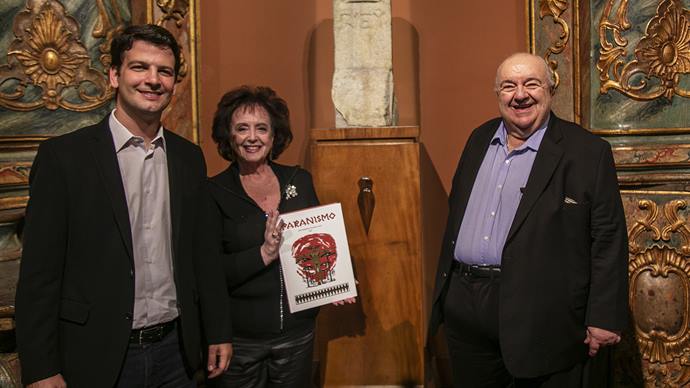 Prefeito Rafael Greca com a primeira-dama, Margarita Sansone, e o vice-prefeito Eduardo Pimentel, lança o livro "Paranismo" escrito pelo pesquisador e crítico de arte José Roberto Teixeira Leite. Curitiba, 30/03/2023. Foto: Ricardo Marajó/SMCS