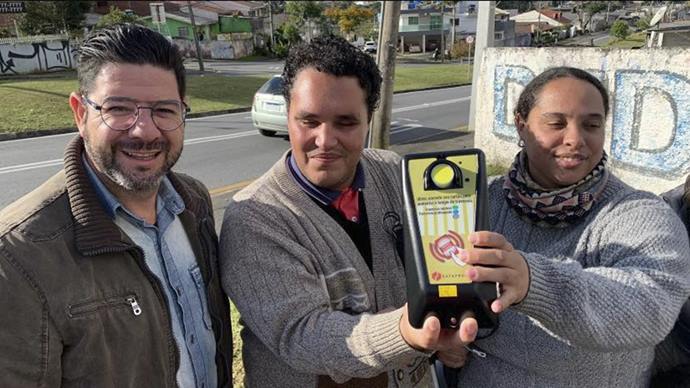 Moradores da região, os músicos cegos Taís e Aldrin de Lima passam todos os dias pelo cruzamento e comemoraram a notícia. 
Foto: Divulgação