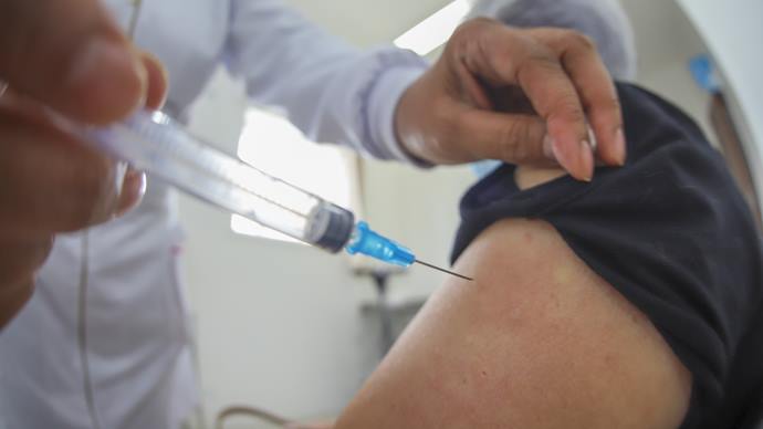 Curitiba amplia vacinação anticovid bivalente e da gripe para público de 50 a 59 anos. Foto Daniel Castellano / SMCS