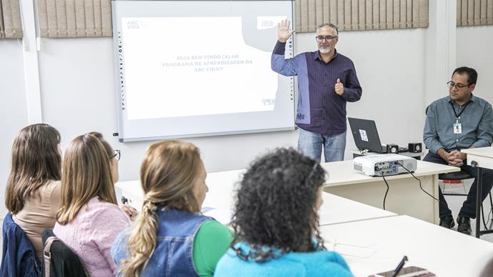 Palestra sobre inclusão do menor aprendiz com deficiência no mercado de trabalho. na imagem: Palestrant, Gilberto Carlos Muniz, gerente de Relações Institucionais e responsável pelo programa Menor Aprendiz na ABC Vida. Curitiba, 27/004/2023. Foto: Ricardo Marajó/SMCS