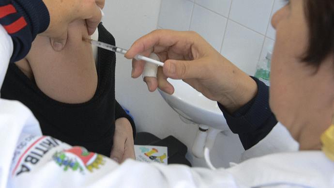 Curitiba convoca pessoas de 40 a 49 anos para vacina anticovid bivalente e contra a gripe.
Foto: Levy Ferreira/SMCS