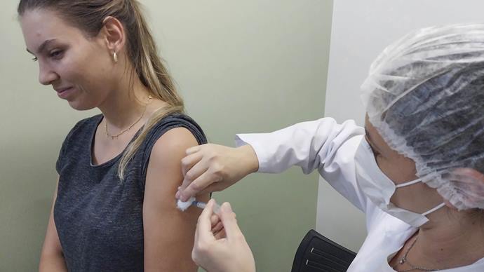 Curitibanos de 30 e 39 anos já podem receber as vacinas anticovid bivalente e contra a gripe. 
Foto: Dary Jr./Feas