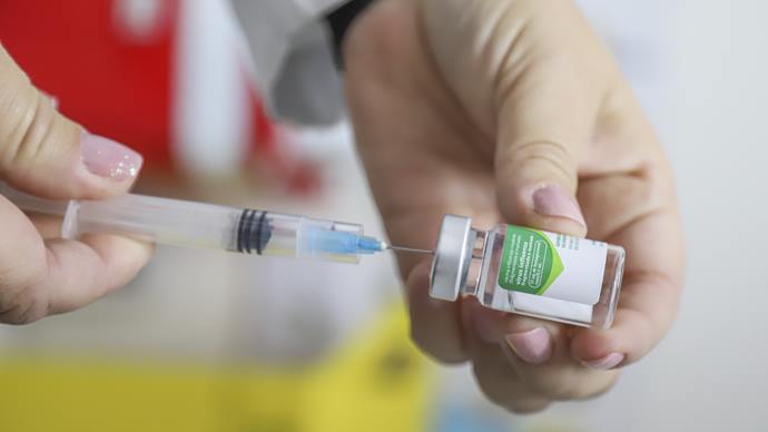 Curitiba amplia horário de vacinação contra covid-19 e gripe em 105 unidades de saúde - Curitiba, 17/05/2023 - Foto: Daniel Castellano / SMCS