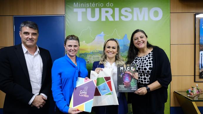A presidente do Instituto Municipal de Turismo, Tatiana Turra, esteve em Brasília, onde se encontrou com a ministra do Turismo, Daniela Carneiro, e com a equipe técnica da Embratur.
Foto: Divulgação