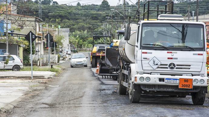 Obras de reciclagem do asfalto nas ruas do bairro Cidade Industrial. Na imagem, rua Jornalista Rubéns Ávila.Curitiba  29/05/2023
Foto: Levy Ferreira/SMCS
