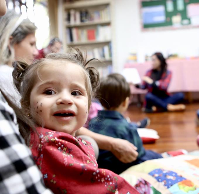 Roda de leitura ajuda no desenvolvimento dos bebês e encanta famílias.
Curitiba, 05/06/2023. 
Foto: Luiz Costa/SME
