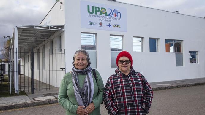 População da região aprova e expressa gratidão pela reabertura da UPA Fazendinha . Na imagem : As moradoras do bairro Fazendinha, Ana Maria de Oliveira, 72 anos, e Marina do Rocio Alves Martins, 70 anos. Curitiba, 16/06/2023. Foto: Ricardo Marajó/SMCS.