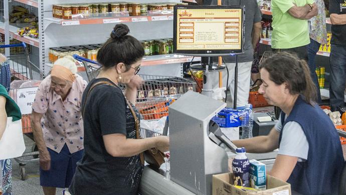 Semana da Economia tem arroz, macarrão e frango nós Armazéns da Família..
Foto: Levy Ferreira/SMCS