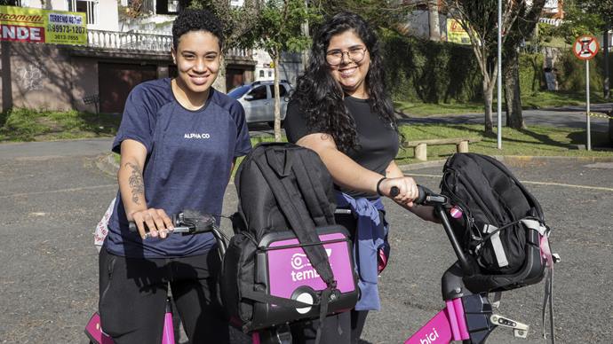 Fim de semana de sol é convite usar as bikes compartilhadas de Curitiba para passear. Na imagem, Julia Luiza Ferraz Moreira e Francieli Costa dos Santos. Curitiba, 21/07/2023. Foto: Hully Paiva/SMCS