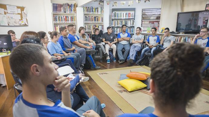 Clube do Vestibulando nas Casas da Leitura. Estudantes debatem obras literárias exigidas no vestibular da UFPR.
Foto: Valdecir Galor/SMCS (arquivo)