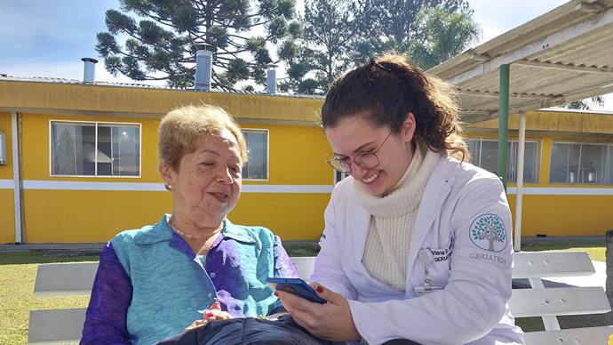 A paciente Ivani Borba conversa com a residente Mariana Sanchez.
Foto: Dary Jr./ Feas