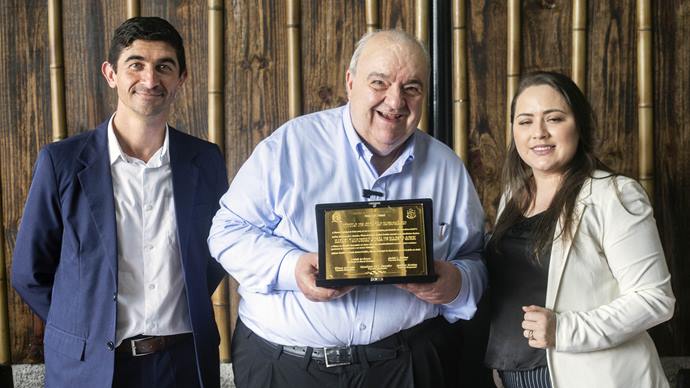 O Prefeito Rafael Greca recebe, do Prefeito de Cerro Azul, Patrik Magari, acompanhado da primeira-dama Cinthia Patrícia Magari e de vereadores do município, o título de cidadania honorária de Cerro Azul em 16/08/2023. Foto: Ricardo Marajó/SMCS