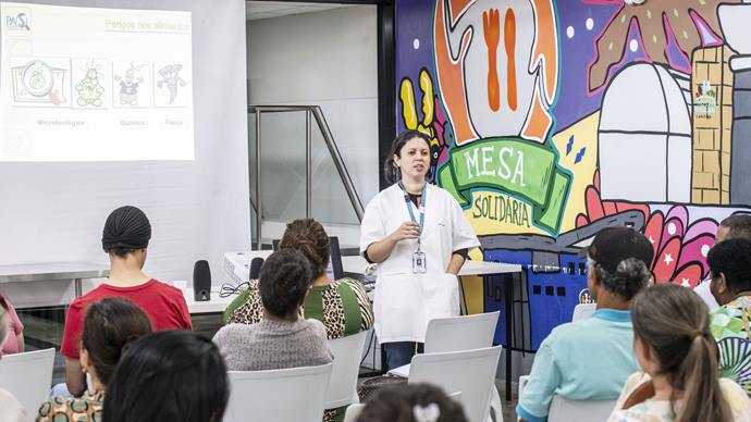 Primeira aula do curso de Boas Práticas em Serviço de Manipulação de Alimentos na Escola de Segurança Alimentar Patrícia Casillo. Curitiba, 17/08/2023. Foto: Ricardo Marajó/SMCS