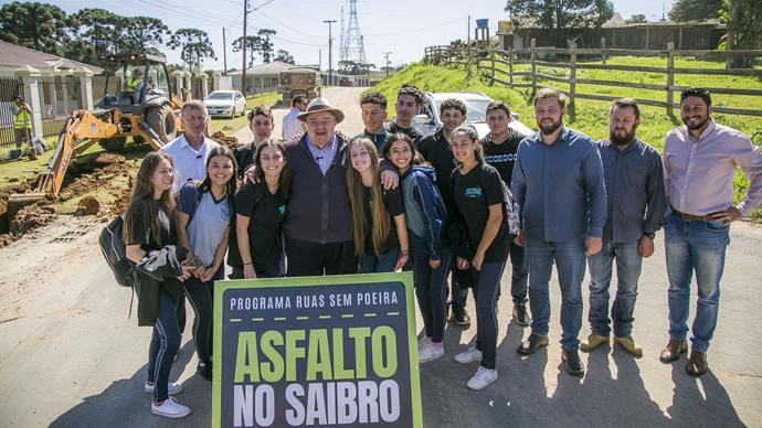 Prefeito Rafael Greca com o secretário de Obras, Rodrigo Rodrigues, os vereadores Mauro Bobato e Beto Moraes, e o administrador da Regional Bairro Novo, Fernando Wernek Bonfim, lança a sétima etapa do Programa Asfalto no Saibro, na Rua Manoel Miguel Alves Filho, no Umbará. Curitiba, 18/08/2023. Foto: Pedro Ribas/SMCS