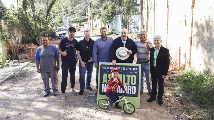 Prefeito Rafael Greca vistoria obras do programa Asfalto no Saibro, no bairro Lamenha Pequena. Acompanharam a vistoria, o Secretário Municipal de Obras Públicas, Rodrigo Rodrigues, o Vereador Bruno Pessuti, a Administradora da Regional Santa Felicidade, Simone Chagas Lima e os moradores, Hélio Barbosa Gomes, Junior Kozovski e seu filho Gabriel.
Curitiba, 15/09/2023.
Foto: José Fernando Ogura/SMCS. 