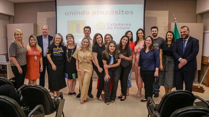 O vice-prefeito de Curitiba e secretário de Estado das Cidades, Eduardo Pimentel, participa do lançamento do programa Conectando o Futuro, iniciativa que ofertará cursos de tecnologia da informação para os filhos e netos dos catadores de recicláveis da cidade. Foto: Divulgação
