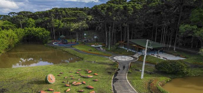 Desvendar a cidade é o convite do vídeo semanal aos servidores da Prefeitura de Curitiba.
- Na imagem, Parque Pinhal de Santana, no bairro Campo de Santana, Tatuquara. Foto: Pedro Ribas/SMCS