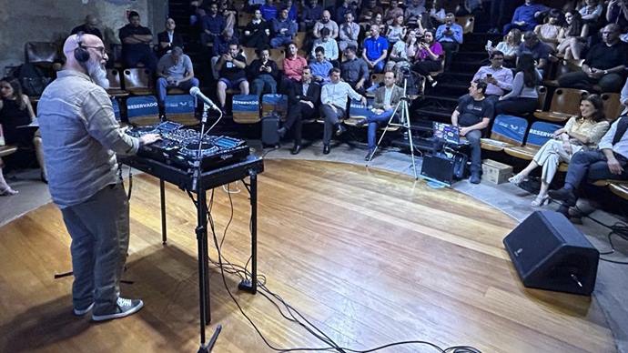 Paiol Digital de setembro teve sorvete para plateia, DJ e muita tecnologia.
Foto: Divulgação