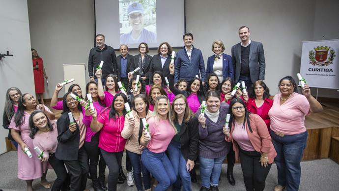O vice-prefeito Eduardo Pimentel, acompanhado da deputada estadual Marcia Huçulak, da secretária de saúde Beatriz Battistella Nadas e demais autoridades, participa da formatura dos agentes comunitários e agentes de endemia no auditório do Hospital Municipal do Idoso. Curitiba,27/09/2023. Foto: Ricardo Marajó/SMCS