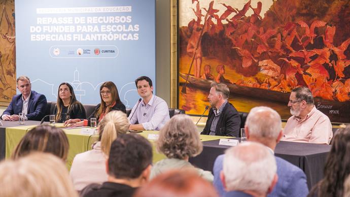 Prefeito em exercício Eduardo Pimentel, com a secretária da Educação, Maria Silvia Bacila, o vereador Bruno Pessuti e demais autoridades, assina repasse de recursos do Fundeb para escola de educação especial. Curitiba, 02/10/2023. Foto: Pedro Ribas/SMCS