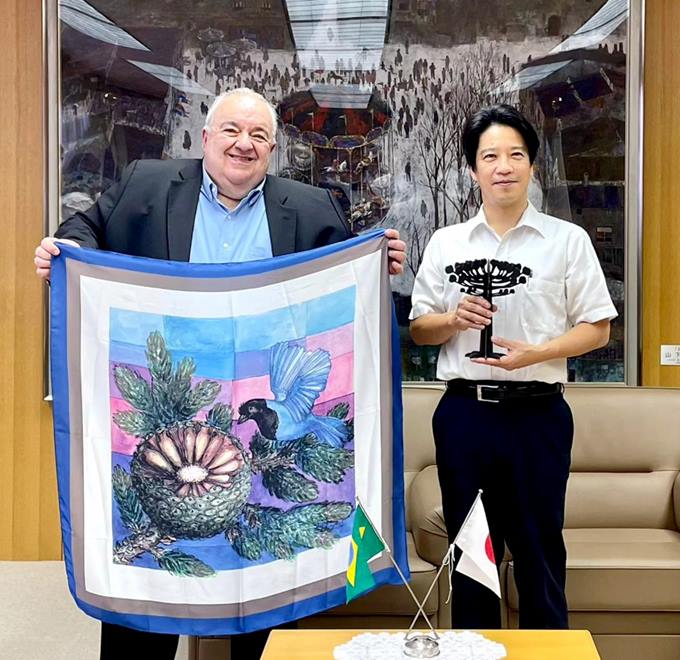 Prefeito Rafael Greca com o prefeito de Kakogawa, Yasuhiro Okada e em reuniões técnicas.
Foto: Divulgação