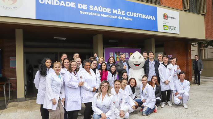O vice-prefeito Eduardo Pimentel, acompanhado do secretário estadual da Saúde, Beto Preto, da secretária municipal da Saúde, Beatriz Battistella e demais autoridades, participaram do Dia D de vacinação neste sábado. Curitiba, 21/10/2023. Foto: Hully Paiva/SMCS
